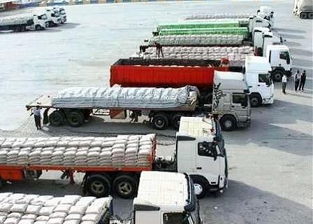 انتقال کالاهای دپو شده در بنادر با ۳۹۰۰ کامیون